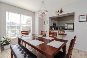 een eetkamer met een tafel en stoelen bij Seaside at Anastasia D205 in St. Augustine