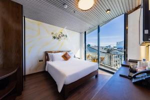 Postel nebo postele na pokoji v ubytování Phuc Hai Hotel Da Lat