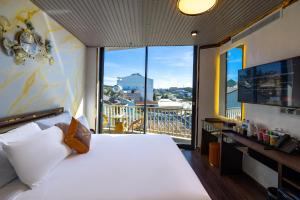 Postel nebo postele na pokoji v ubytování Phuc Hai Hotel Da Lat
