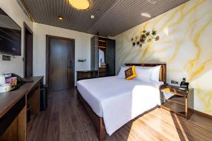 Postel nebo postele na pokoji v ubytování Phuc Hai Hotel Da Lat