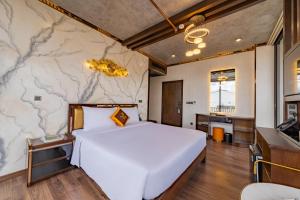 Postel nebo postele na pokoji v ubytování Phuc Hai Hotel Da Lat