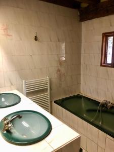 a bathroom with two sinks and a bath tub at Bergerie authentique au cœur des Pyrénées in Eaux-Bonnes