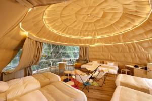 Posezení v ubytování 阿智星降りの宿やま星 Hotel&Glamp YAMABOSHI