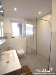 a bathroom with a shower and a toilet and a sink at 52 Ferienwohnung im Fritz-Bleyl-Weg 14 EG links in Burg auf Fehmarn