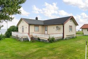 a home with a large yard with a house at Flott enebolig nær naturen in Lyngen