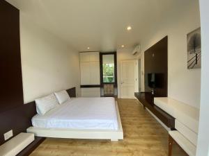 une chambre avec un lit blanc et une télévision dans l'établissement Sealinks Ocean Vista, à Ấp Ngọc Hải