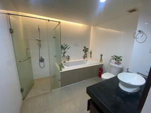 une salle de bain avec une douche, une baignoire et un lavabo dans l'établissement Sealinks Ocean Vista, à Ấp Ngọc Hải 8 autres photos