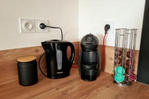 a coffee maker and a blender on a counter at Appartement À deux pas de tout in Issoire