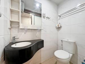 Ein Badezimmer in der Unterkunft Cozy Studio Skyhouse Apt near ICE BSD with pool & Gym by 2ndHome