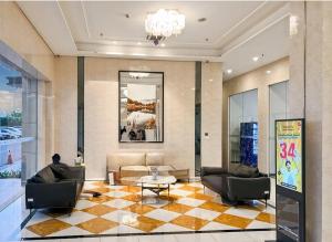 Ein Sitzbereich in der Unterkunft Cozy Studio Skyhouse Apt near ICE BSD with pool & Gym by 2ndHome