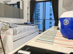 a bedroom with a bed and a table at Cozy Studio Skyhouse Apt near ICE BSD with pool & Gym by 2ndHome in Cilenggang