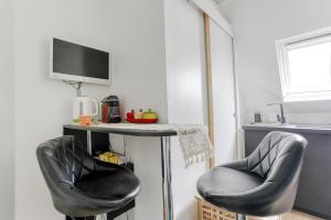 TV a/nebo společenská místnost v ubytování Studio Home Blanc - Au coeur de Vincennes