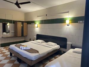 Cama o camas de una habitación en Cibara Comforts - Budget Lodge in Harihar