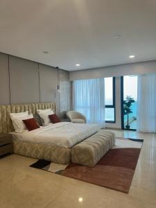 ダカールにあるAppartement 3 Chambres salon avec Vue sur l Océanの窓のある部屋にある大きなベッドのある寝室 +140枚の写真