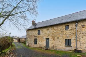 an old stone building on a street at Gite de la ferme du château 1 - Appt climatisé in Denezé-sous-Doué +4 photos