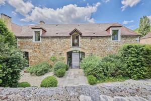 an old brick house with a stone driveway at Maison 5 étoiles luxe 6p piscine privée chauffée Lascaux in Saint-Amand-de-Coly