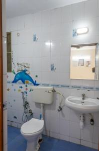 Koupelna v ubytování 2BHK Private Apartment with Pool access + 9 fotografií