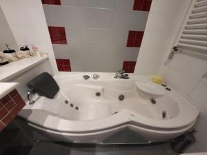 Koupelna v ubytování NOUR appartement + 15 fotografií