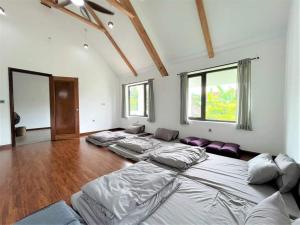 Postel nebo postele na pokoji v ubytování Xomhe villa làng cổ đường lâm
