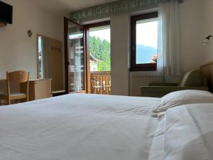 Ένα ή περισσότερα κρεβάτια σε δωμάτιο στο Hotel Garnì Maffei