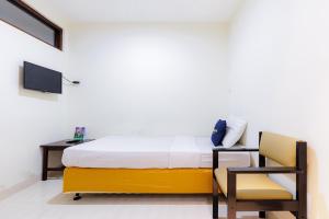 TV a/nebo společenská místnost v ubytování Urbanview Hotel Mitra near Grand Indonesia