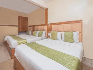 Postel nebo postele na pokoji v ubytování Hotel Al Madina palace