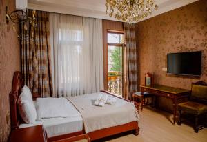 Postel nebo postele na pokoji v ubytování Royal Antique Boutique Hotel