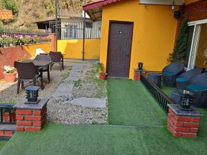 Aed väljaspool majutusasutust Nirvana Mussoorie