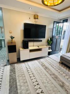 Μια τηλεόραση ή/και κέντρο ψυχαγωγίας στο Jay Homes - Weber Generations Accommodations +15 φωτογραφίες