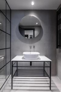 Ένα μπάνιο στο LIV Luxury City Center 7C +13 φωτογραφίες