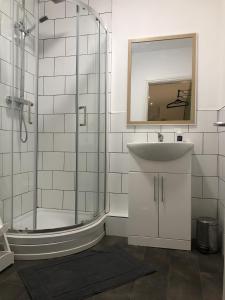 Koupelna v ubytování Contemporary 1 bed studio for comfy stay in Wigan