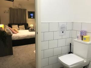 Koupelna v ubytování Contemporary 1 bed studio for comfy stay in Wigan