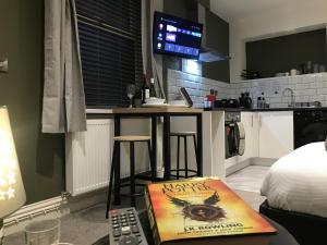 Kuchyň nebo kuchyňský kout v ubytování Contemporary 1 bed studio for comfy stay in Wigan