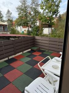 un patio con mesa y sillas en un suelo colorido en 3-Perfekt für jeden Zweck, en Marktredwitz