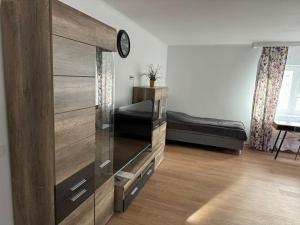 a living room with a dresser with a clock on it at 3-Perfekt für jeden Zweck in Marktredwitz