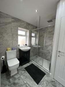 une salle de bain avec toilettes, douche et lavabo dans l'établissement Modern 3-bed stay-away-home sleeps 6 nr Manchester, à Manchester