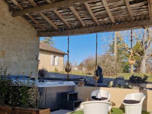 Patio lub wspólna przestrzeń na świeżym powietrzu w obiekcie Maison Cassin47
