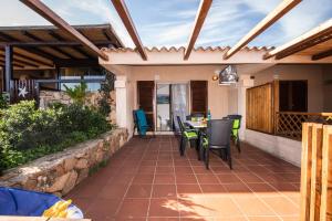 Un patio con una mesa y sillas. en Sandy Bear Guesthouse - Happy Rentals, en Palau 16 fotos más