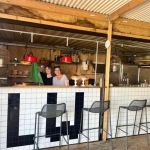 due persone in piedi a un bancone in una cucina di Houseboat Isola a Monnickendam
