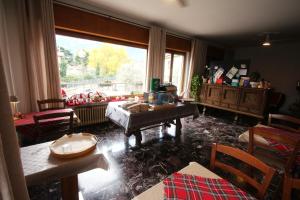 een woonkamer met een tafel en een groot raam bij R&B Casa Wanda since 1999 in Riva del Garda