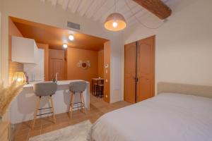 a bedroom with a bed and a kitchen with a sink at Appartement Belle Lettre 1 in Aix-en-Provence +1 photo