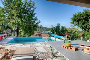 Bazén v ubytovaní Pool Villa Rogac alebo v jeho blízkosti