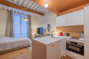 a kitchen with a sink and a bed in a room at Appartement Belle Lettre 1 in Aix-en-Provence