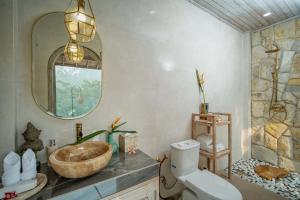 Koupelna v ubytování Legong Sebatu Villa