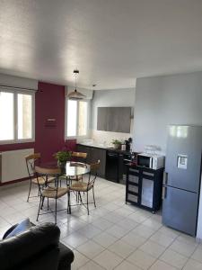 Kuchyň nebo kuchyňský kout v ubytování Bel appartement proche gare - WiFi - parking + 1 fotografie