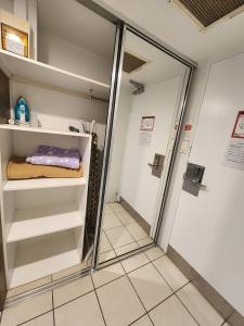 En eller flere senge i et værelse på Water View Resort in North Ward