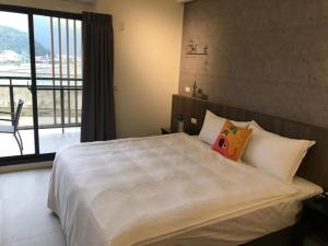 Rúm í herbergi á 宜蘭白鵝田園 l 包棟Villa