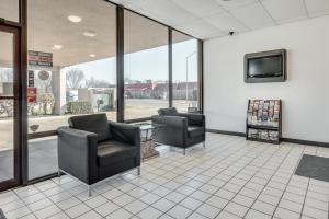 a waiting room with two chairs and a tv at Motel 6-Longview, TX - North in Longview
