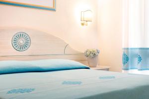 Postel nebo postele na pokoji v ubytování HOTIDAY Room Collection - Baja Sardinia