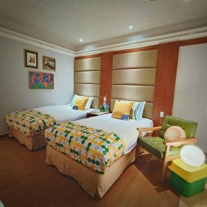 Postel nebo postele na pokoji v ubytování Erin Hotel + 18 fotografií